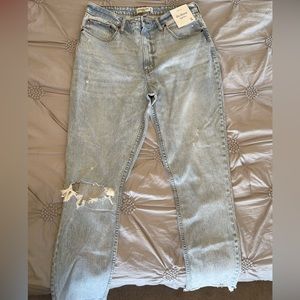 ABERCROMBIE & FITCH | BRAND NEW distressed jeans WITH tags